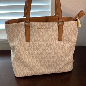 Michael Kors tote with zipper